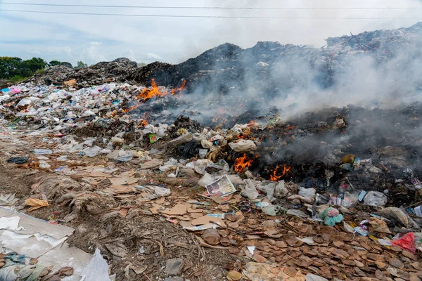 荒山失火了污染概念 有机废物转化为气体影响感染的高山垃圾回收场 — 图库照片
