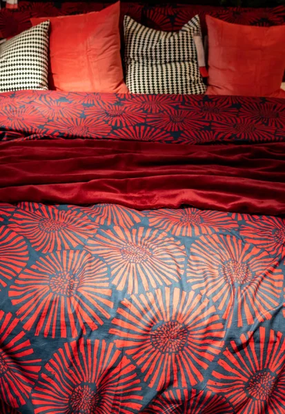 Een Rommelig Bed Concept Rood Thema Lakens Kussens Verknoeid Nacht — Stockfoto