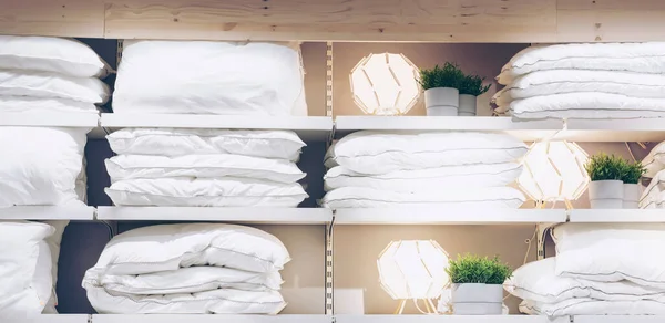 Yatak konsepti. Beyaz temalı yatak çarşafları ve yastıklar geceleri uyuduktan sonra dağılıyor. kopyalama alanı. Rahat yatakta yumuşak yastıklar. Şık oda iç mimari kavramı.