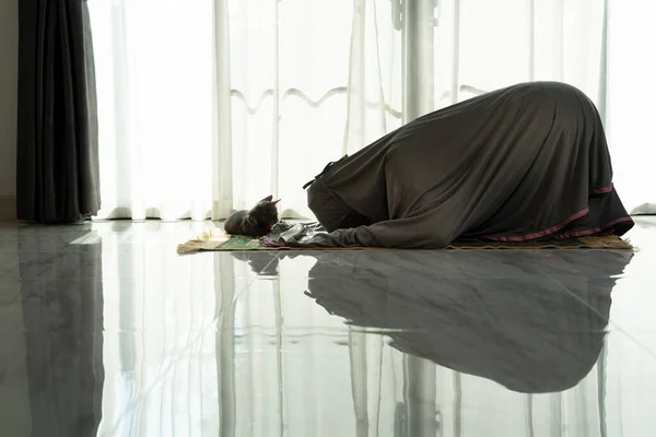 Femme Musulmane Priant Dans Salon Maison Journal Service Religieux Silhouette — Photo
