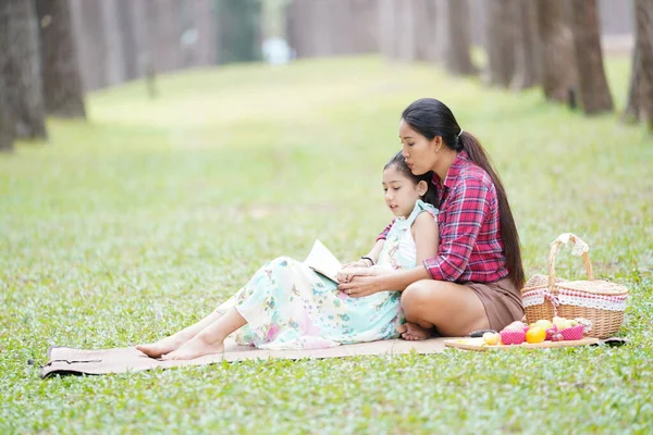 Family Having Fun Picnic Girl Reading Novel Pine Park Girls — Stock Photo, Image