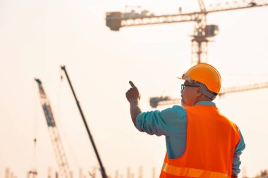 Mühendis İnşaat Mühendisi Teknisyeni İş Ekibi yeni inşaat alanında planı tartıştı. Otoyol inşaatında yol yapım makineleri. Yüksek zemin ağır sanayi ve güvenlik kavramı.