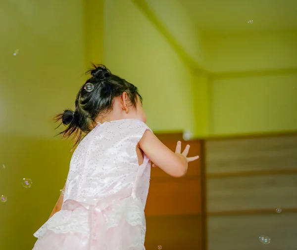 Fetiţă Fericită Jucând Bule Săpun Sufragerie Copil Fericit Acasă — Fotografie, imagine de stoc
