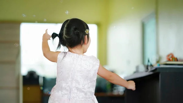 Küçük Mutlu Kız Oturma Odasında Sabun Köpüğü Oynuyor Evdeki Neşeli — Stok fotoğraf