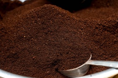 Kahve dokusunu öğütüyor. Kahve karışımı, öğütülmüş ya da hazır kahve. arkaplan