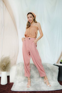 Güzellik moda kızı. Kırpık Üstlü İnce Kadın 'ın portresi. Güzel Kadın Gök mavisi ile duruyor En iyi moda kataloğu konsepti.