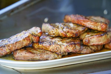 Yanmış Sulu Biftekler Barbekü Cızgarası Tuz ve Kara Biberle Beyaz Tabakta Yaz Pikniği İçin Izgara Mangalda.