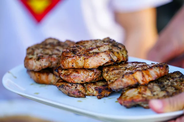 Verbrande Sappige Steaks Barbecue Sizzle Met Zout Zwarte Pepers Witte — Stockfoto