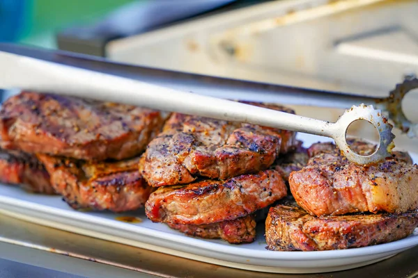 Verbrande Sappige Steaks Barbecue Sizzle Met Zout Zwarte Pepers Witte — Stockfoto