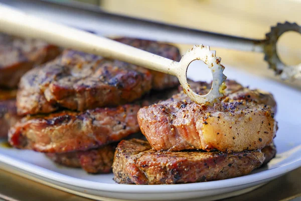 Verbrande Sappige Steaks Barbecue Sizzle Met Zout Zwarte Pepers Witte — Stockfoto