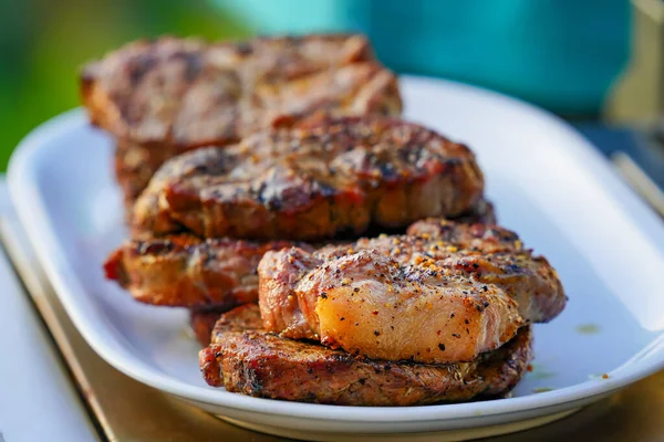 Verbrande Sappige Steaks Barbecue Sizzle Met Zout Zwarte Pepers Witte — Stockfoto