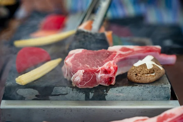 Gegrilde Meng Biefstuk Met Kruiden Hot Stone Aziatisch Diner Concept — Stockfoto