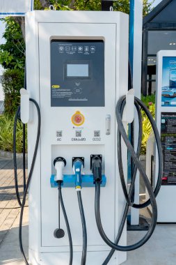 Pitsanulok, Tayland 15 Ocak 2022: Elektrikli araba şarj aleti EV banliyö istasyonu reklamı.