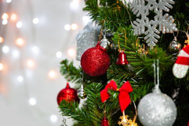 Bulanık ışık arka planında kırmızı ve gümüş süslemeli Noel Ağacı, kopya alanı olan tatil kavramları