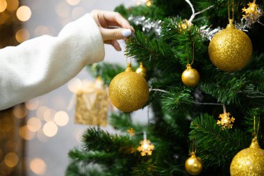 Bulanık ışık arkaplanındaki Noel ağacını süslemek, tatil kavramları