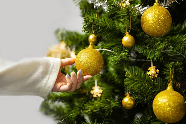 Vánoční Stromeček Zdobí Žena Zlatou Třpytivou Koulí Lesklý Míč Jedlové — Stock fotografie