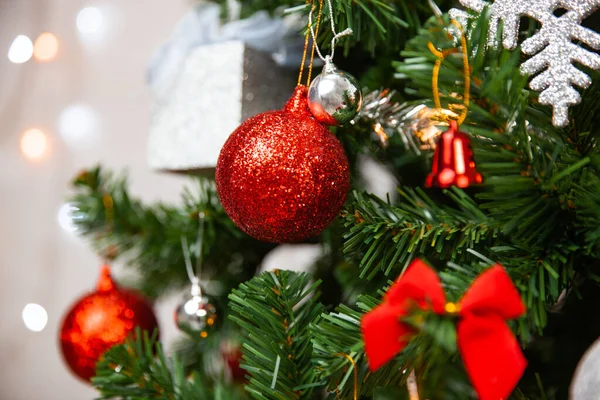 Árbol Navidad Con Decoración Roja Plateada Sobre Fondo Luz Borrosa — Foto de Stock