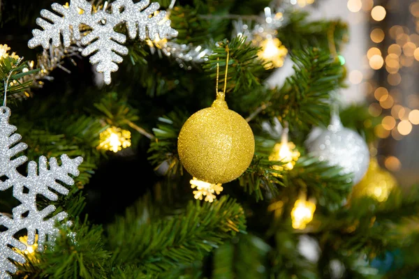 Árbol Navidad Con Decoración Dorada Plateada Sobre Fondo Luz Borrosa — Foto de Stock