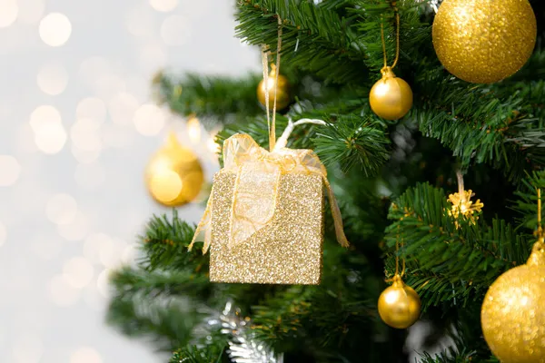 Vánoční Stromek Zlatou Dárkovou Krabicí Ozdobou Rozmazaném Světlém Pozadí Svátky — Stock fotografie
