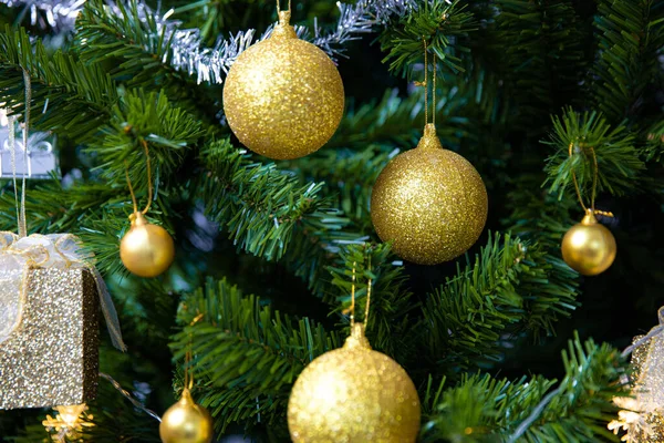 Vánoční Stromeček Zlatou Výzdobou Dovolená Koncepty Pozadí — Stock fotografie