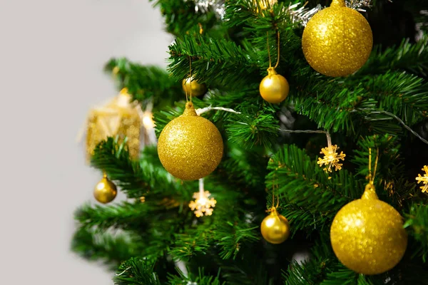 Árvore Natal Com Decoração Dourada Sobre Fundo Branco Holidays Concepts — Fotografia de Stock