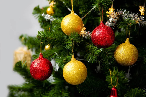 Vánoční Stromeček Zlatou Červenou Výzdobou Bílém Pozadí Dovolená Koncepty — Stock fotografie
