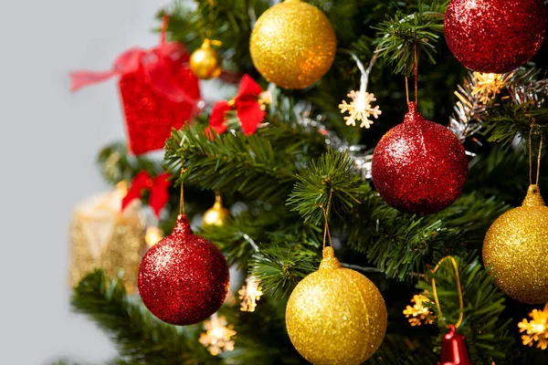Vánoční Stromeček Zlatou Červenou Výzdobou Rozmazaném Světlém Pozadí Svátky Koncepty — Stock fotografie