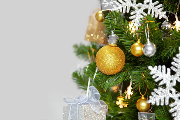 Vánoční Stromeček Zlatou Stříbrnou Výzdobou Bílém Pozadí Dovolená Koncepty — Stock fotografie
