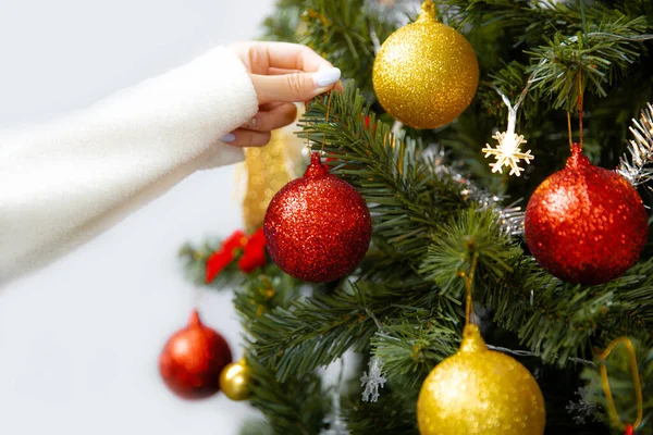 Vánoční Stromeček Zlatou Červenou Výzdobou Bílém Pozadí Rekreační Koncepty Zblízka — Stock fotografie