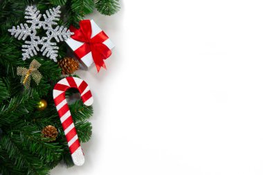 Noel ve tatil geçmişi. Xmas tebrik kartı. Beyaz arka planda Noel süslemeleri ve hediye kutusu