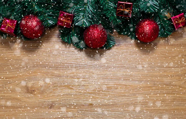 Kerst Vakantie Achtergrond Met Dennenboom Rode Kerst Decoraties Houten Achtergrond — Stockfoto