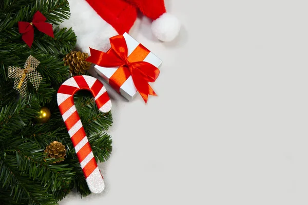 Kerst Nieuwjaar Vakantie Achtergrond Kerstwenskaart Kerstversiering Geschenkdoos Witte Achtergrond Bovenaanzicht — Stockfoto
