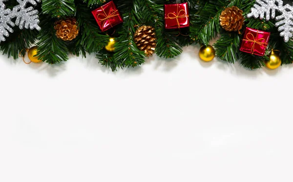 Kerstachtergrond Met Dennenboom Kerstversiering Bovenaan Witte Achtergrond Wenskaart Wintervakantie Thema — Stockfoto