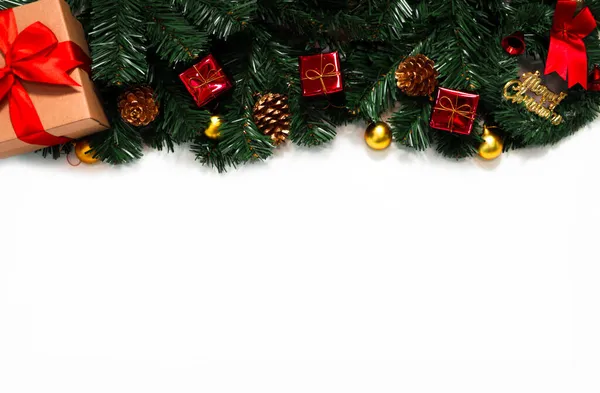 Kerstachtergrond Met Dennenboom Kerstversiering Witte Achtergrond Vrolijk Kerstkaartje Wintervakantie Thema — Stockfoto