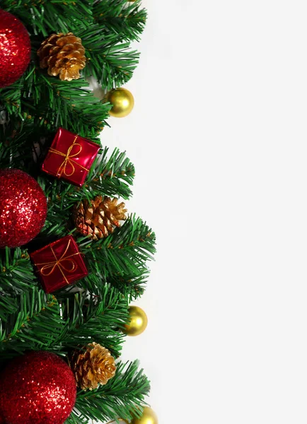 Kerst Concepten Achtergrond Met Dennenboom Kerst Decoraties Witte Achtergrond — Stockfoto