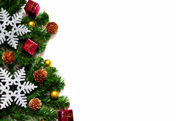 Kerst Achtergrond Met Kerstversiering Dennenboom Witte Achtergrond — Stockfoto