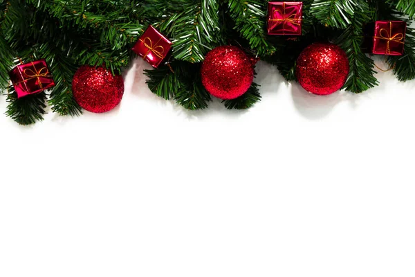 Kerst Vakantie Achtergrond Met Dennenboom Rode Kerst Decoraties Witte Achtergrond — Stockfoto