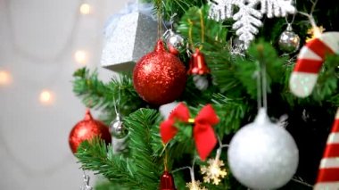 Noel ağacında parlayan ve yanıp sönen ışıkların yakın çekim görüntüleri. Kış kutlamaları ve tatiller için mükemmel bir çekim.