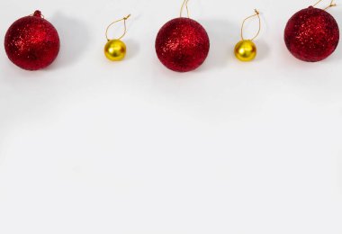 Fotokopi alanı olan Noel dekorasyonları, beyaz arkaplanda kırmızı ve altın süslemeler