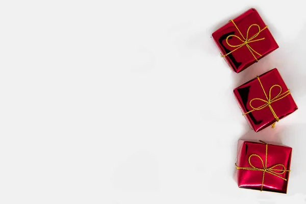 Рождественские Каникулы Красный Подарочная Коробка Белом Фоне Копированием Пространства — стоковое фото
