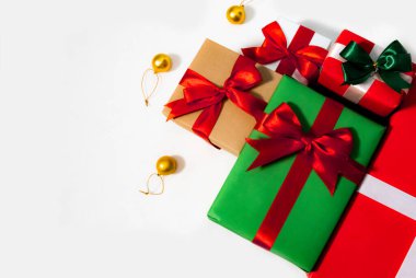 Beyaz arkaplanda hediye kutuları ve metin için boşluk. Noel ve Bayram tebrik kartı.