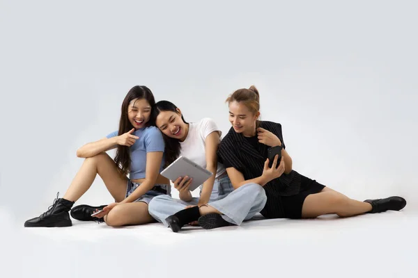 Gruppo Asain Women Moments Happiness Concept Sono Seduti Giocare Tablet — Foto Stock