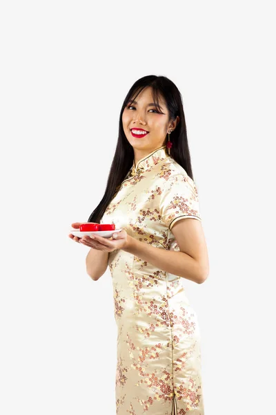 Chinesische Neujahrsfrau Konzept Asiatische Frau Trägt Gold Cheongsam Kleid Und — Stockfoto