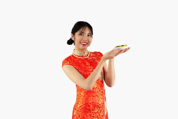 Femme Asiatique Costume Cheongsam Rouge Tenant Plaque Thés Isolés Sur — Photo