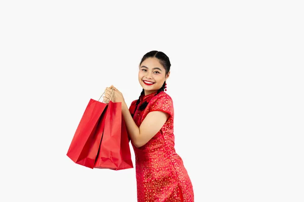 Gadis Asia Dengan Kostum Tradisional Merah Memegang Tas Belanja Terisolasi — Stok Foto