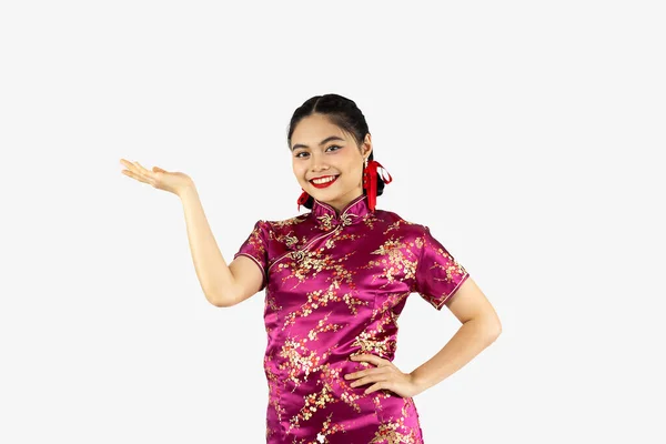Asiatique Fille Costume Oriental Traditionnel Rouge Montrer Main Droite Isolée — Photo