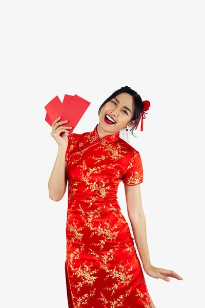 Femme Asiatique Costume Oriental Traditionnel Rouge Tenant Des Enveloppes Rouges — Photo