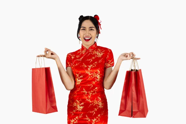 Wanita Asia Dengan Kostum Tradisional Merah Memegang Tas Belanja Terisolasi — Stok Foto