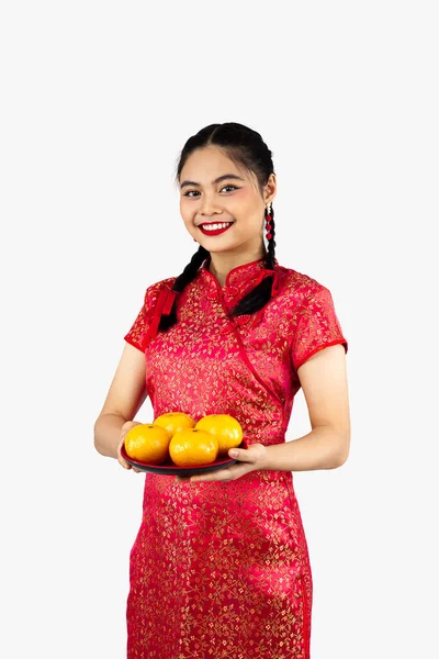 Fille Asiatique Robe Orientale Traditionnelle Rouge Tenant Plaque Oranges Isolées — Photo