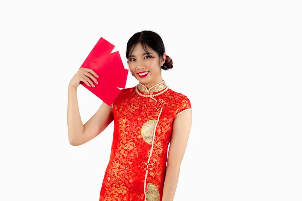 中国の旧正月の女性の概念は アジアの女性は笑顔と赤い封筒や赤いドレスでアン パウを保持青サム — ストック写真